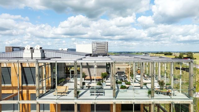 Innovationshuset Space i Science Village, träfasad och en inblick i hur terrassen ser ut