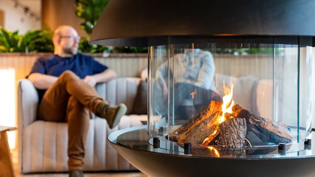 En närbild på eldstaden i entrenplan i kontorsfastigheten Vista