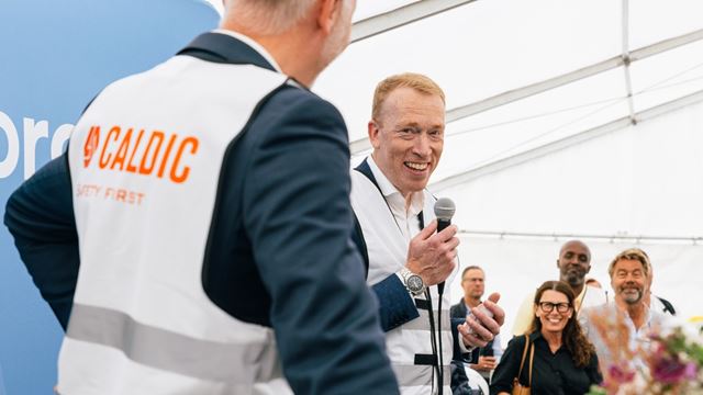 Caldics vd håller ett tal på spadtaget för deras nyua anlägging i Fosie