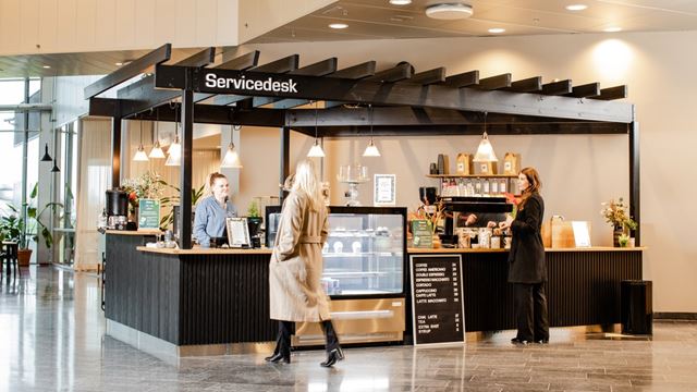 I entren hos Cube finns en kiosk där du kan köpa kaffe och fika
