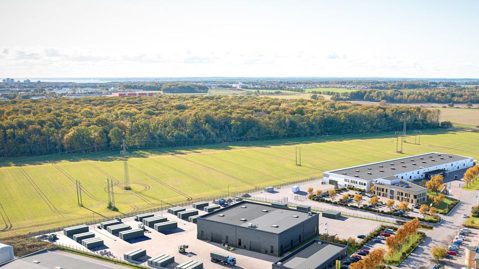 Företagsområde med fält