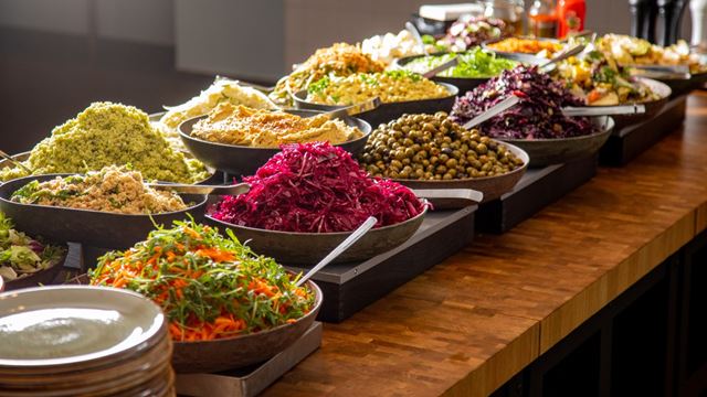 Bild på salladsbuffé på restaurang fabriken