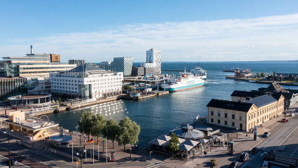 Bil dut över Öresund och Helsingborgs hamn 