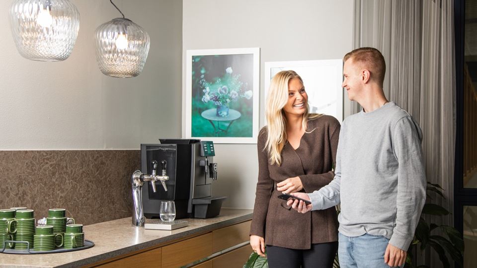 Medarbetare vid kaffemaskinen