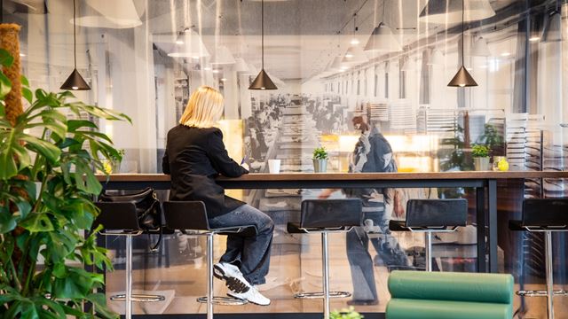 Bild på grupp som äter lunch tillsammans