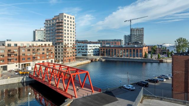 Bild på varvstadens röda bro