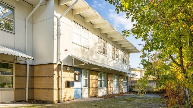 Fastigheten blocket 1 erbjuder ett välplanerat mindre kontor på Limhamn