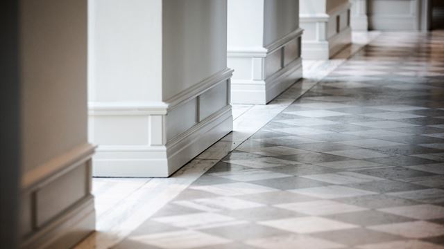 Exklusivt golv och vackra detaljer i Börshuset i Mlamö