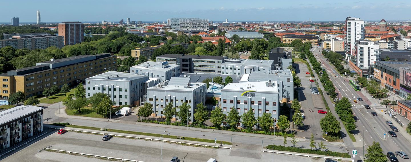 Vy in i ett ljust konferensrum på Medeon.