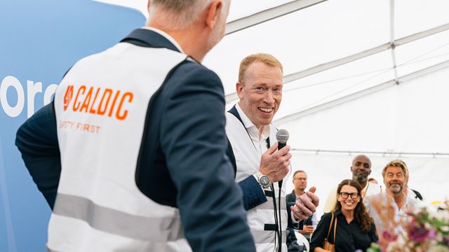 Caldic’s CEO gives a speech at the spadtaget ceremony for their new facility in Fosie.