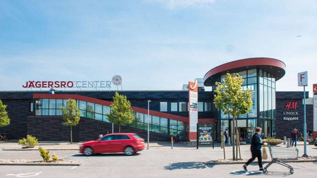 Personer utanför Jägersro center i Malmö.