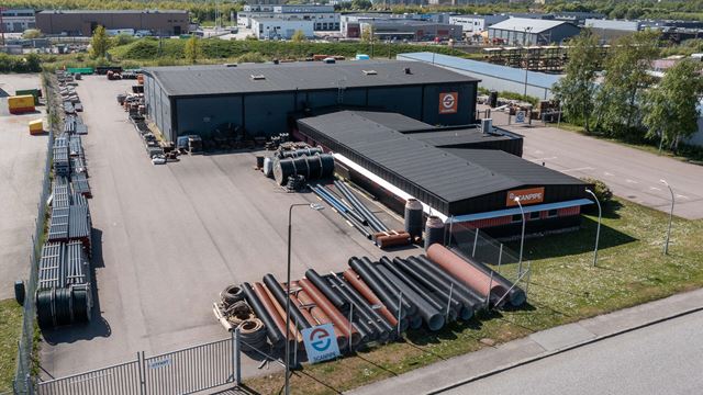 Vy av industrilokalen Bronsyxan 18, med de stora körytorna i förgrunden.