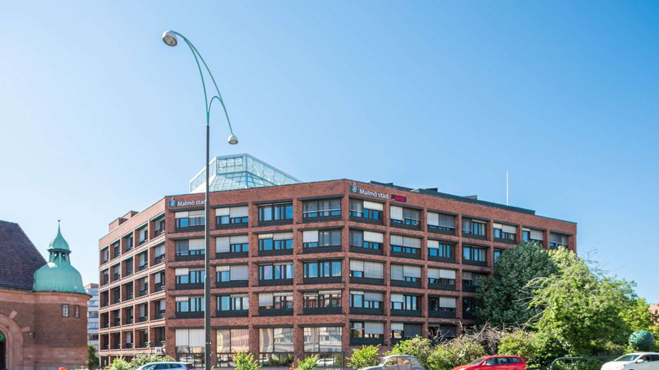 Uven 9, fastighet på Lugna gatan 82 nära Triangeln i Malmö centrum.