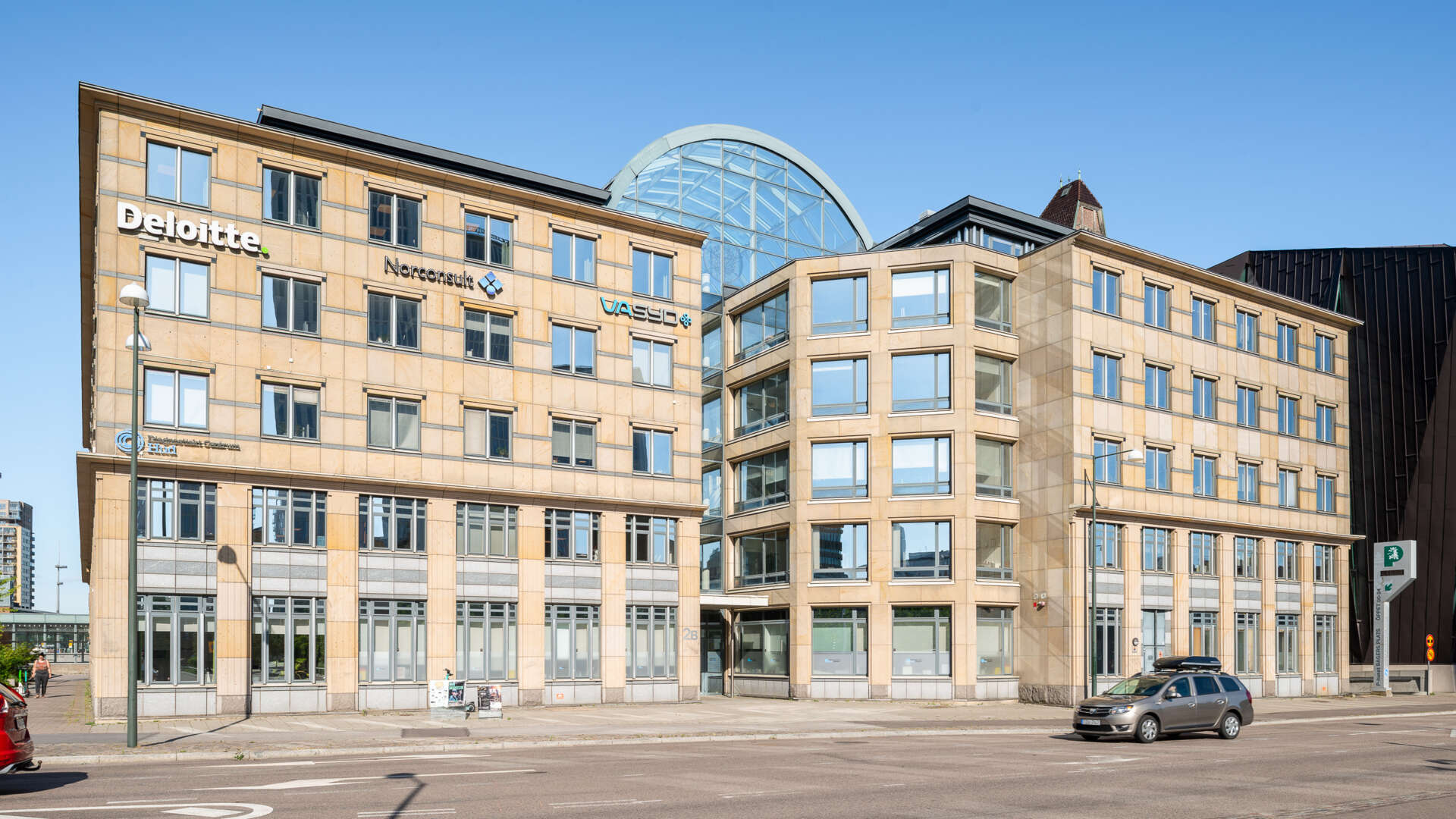 Väktaren 3, en kontorsfastighet med gul fasad.