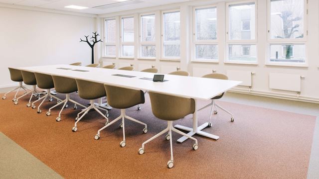 Konferensrum på Boplatsen med många sittplatser.