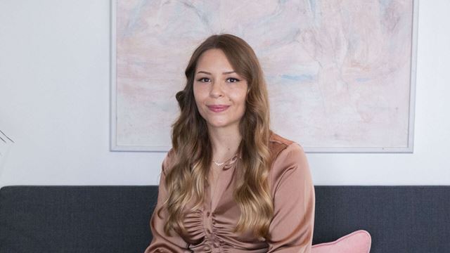 Zahra sitter vid en soffa i Wihlborgs fikarum.