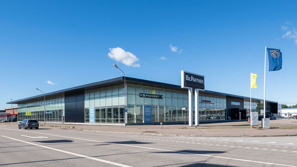 En butikslokal med mycket glasytor och stora parkeringsytor, Musköten 19 i Helsingborg.