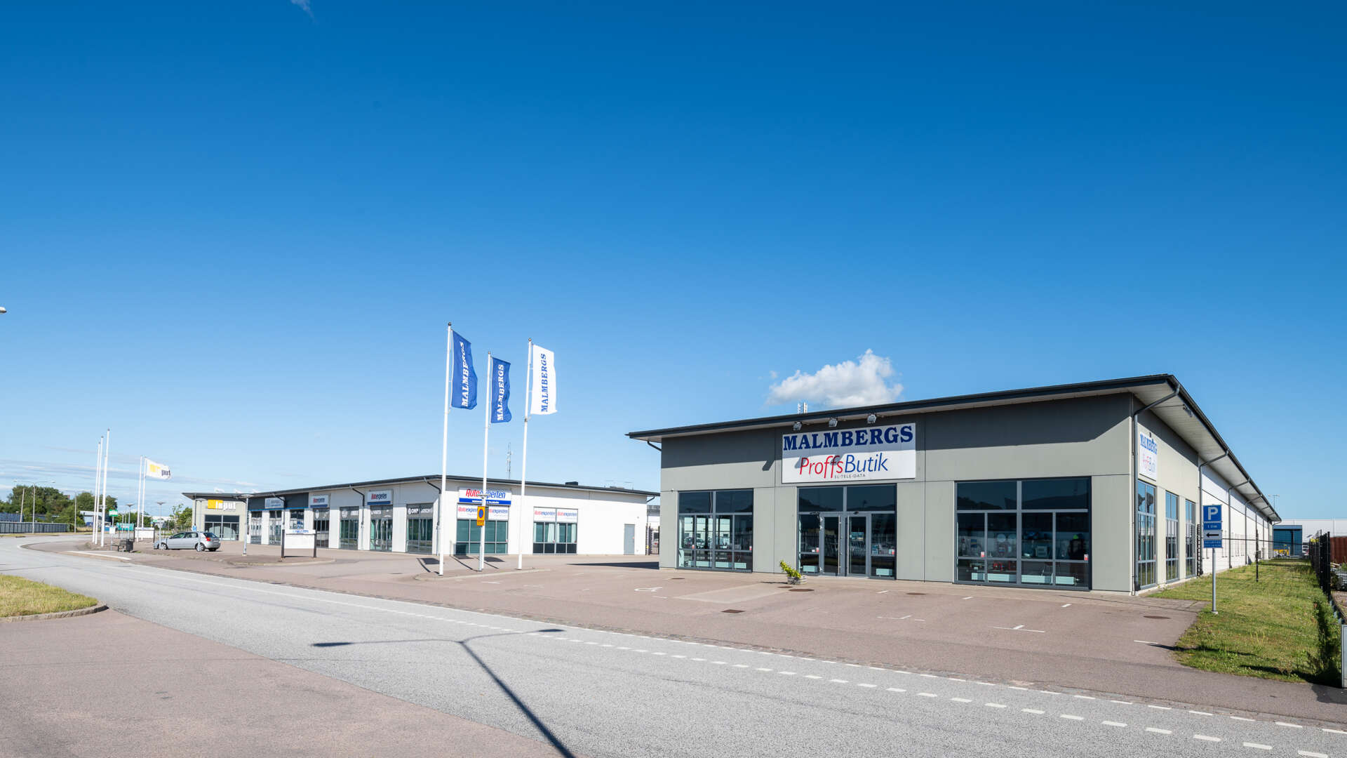 Butik- och industrilokal med stora glasytor, Musköten 9 i Berga.