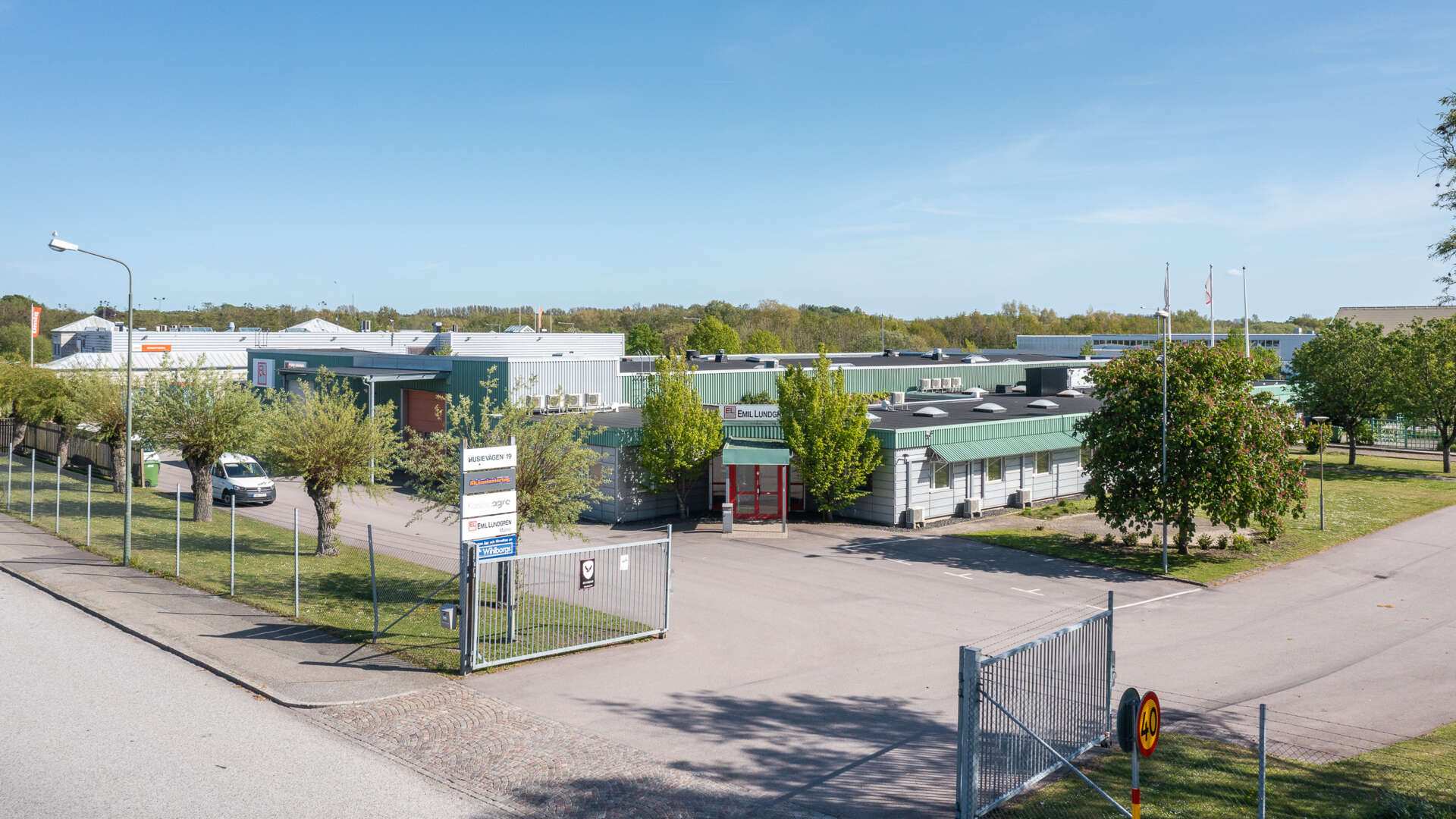 Säkerhetsstatet runt hela fastigheten med stora körytor, Vårbuketten 2 i Malmö.