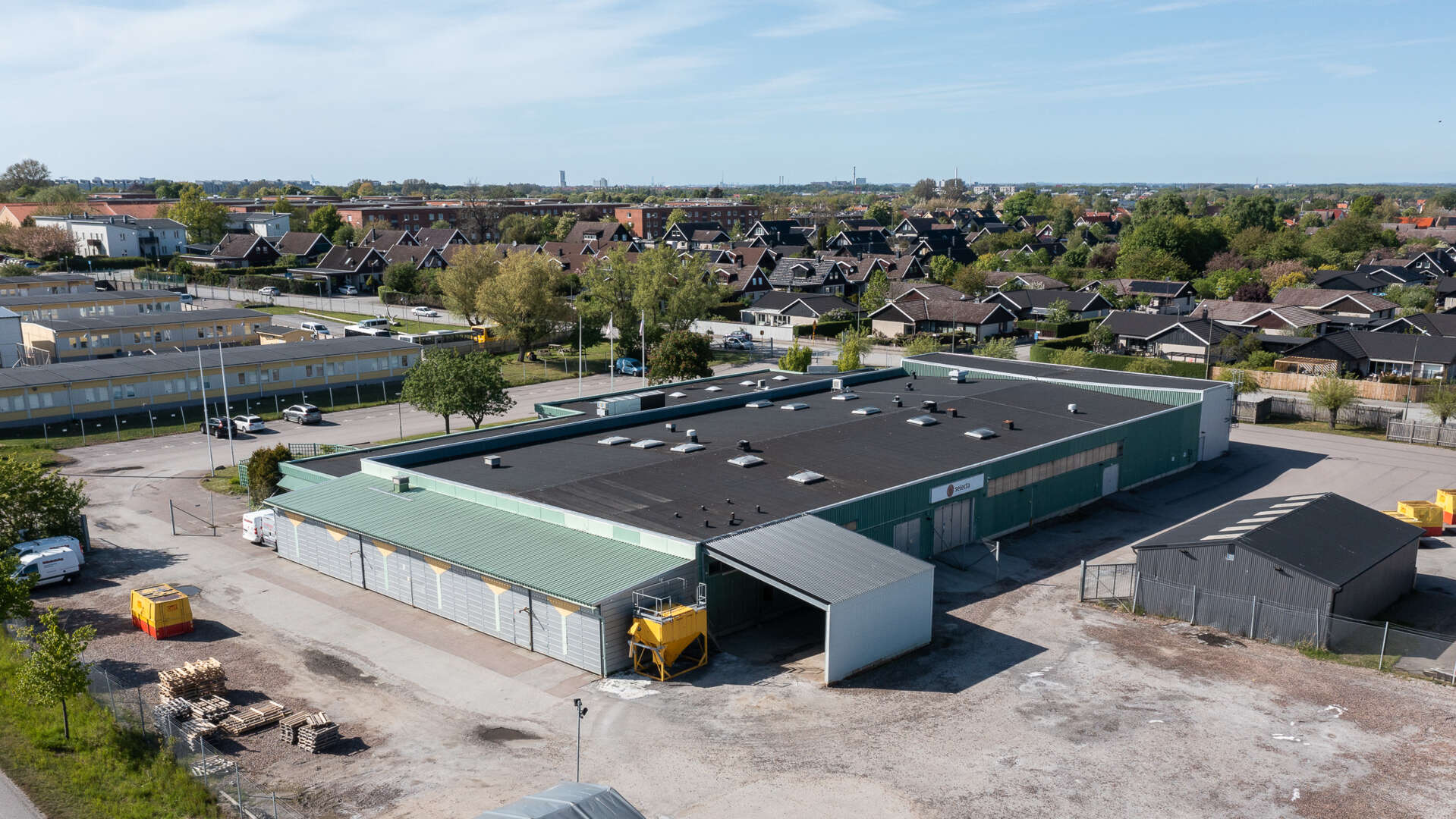 Industrilokal med gröna detaljer, lastyta under tak. Vårbuketten 2 i Malmö.