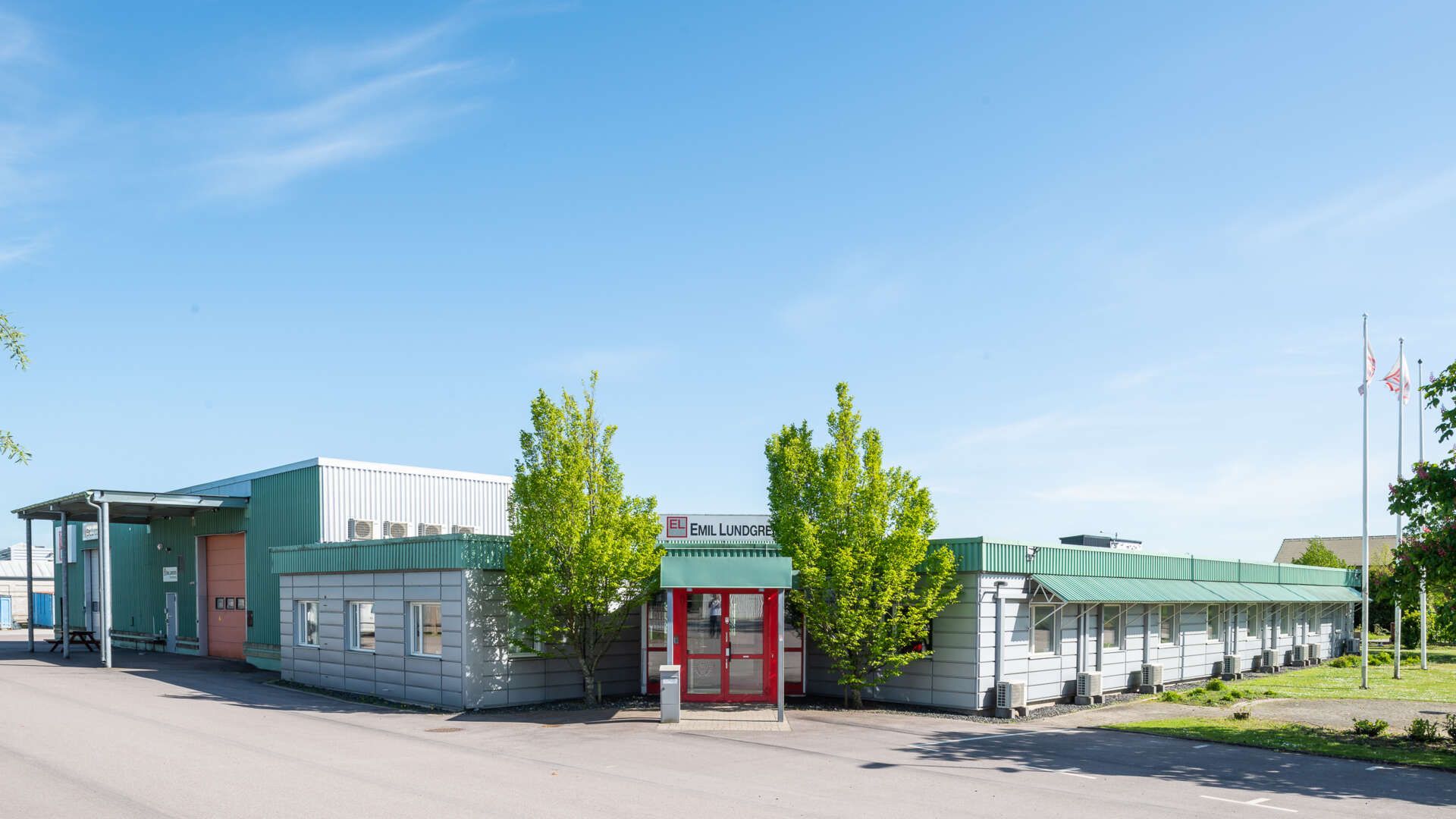 Industri- och kontorslokal med entrédörren i fokus, till vänster syns en lastport under tak, Vårbuketten 2 i Malmö. 