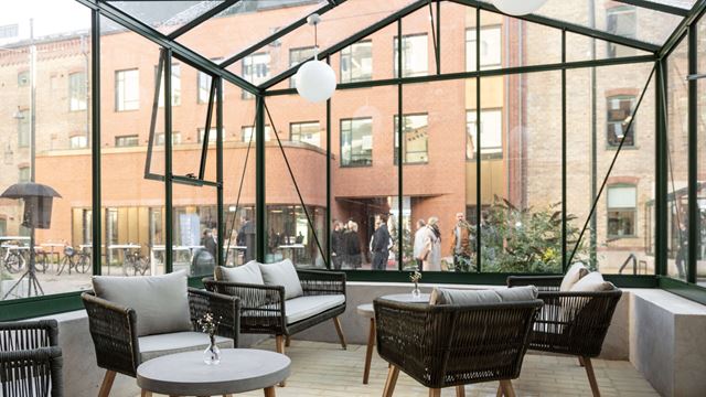 På innergården finns vackra växthus